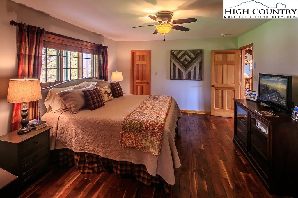 Image number 7 for the current listing