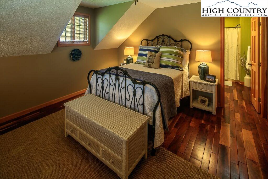 Image number 2 for the current listing