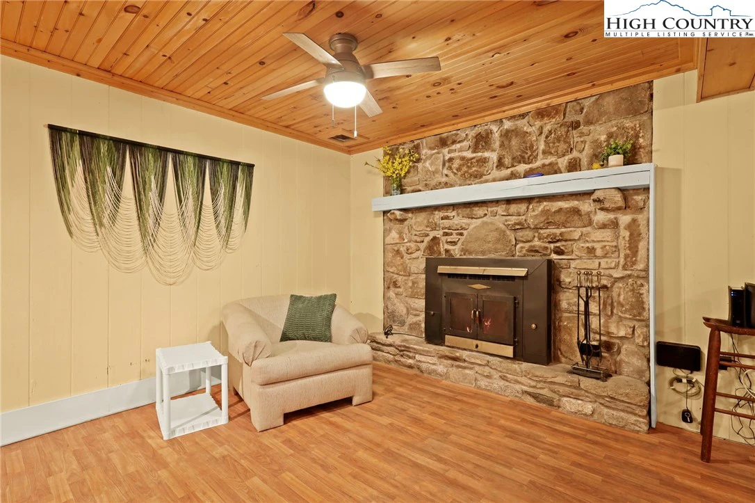 Image number 4 for the current listing