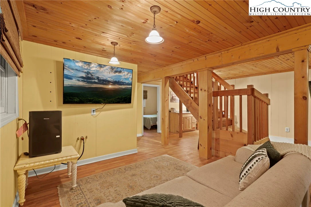 Image number 13 for the current listing