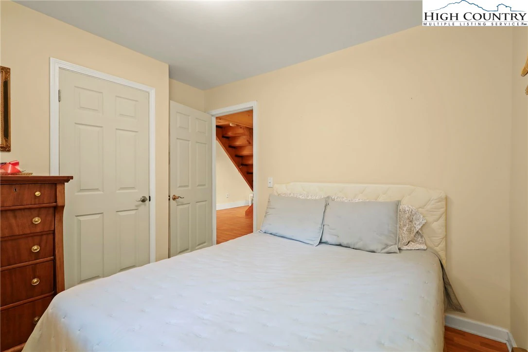 Image number 5 for the current listing