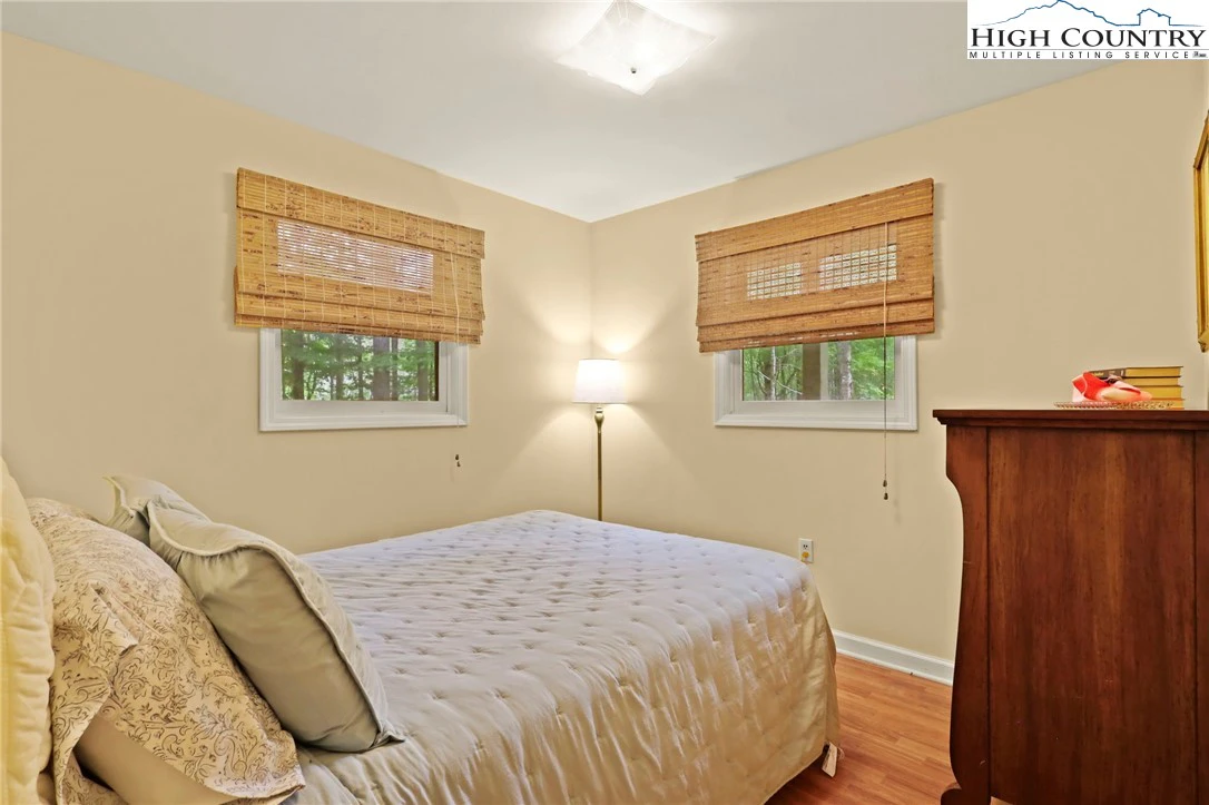 Image number 9 for the current listing