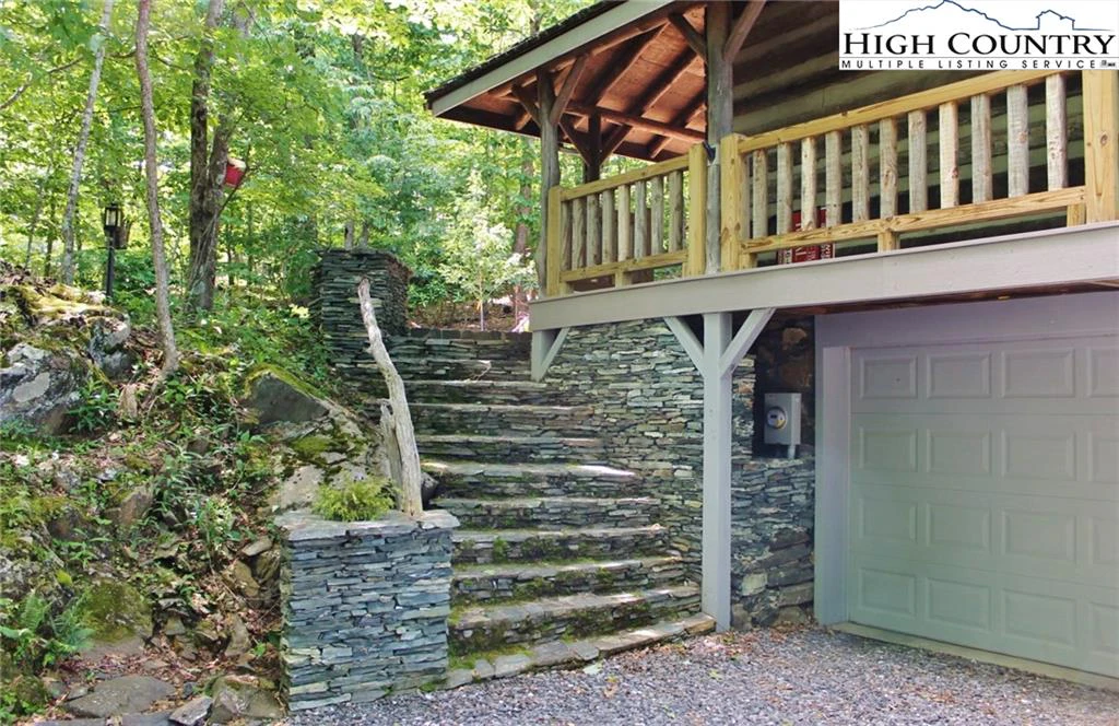 Image number 19 for the current listing