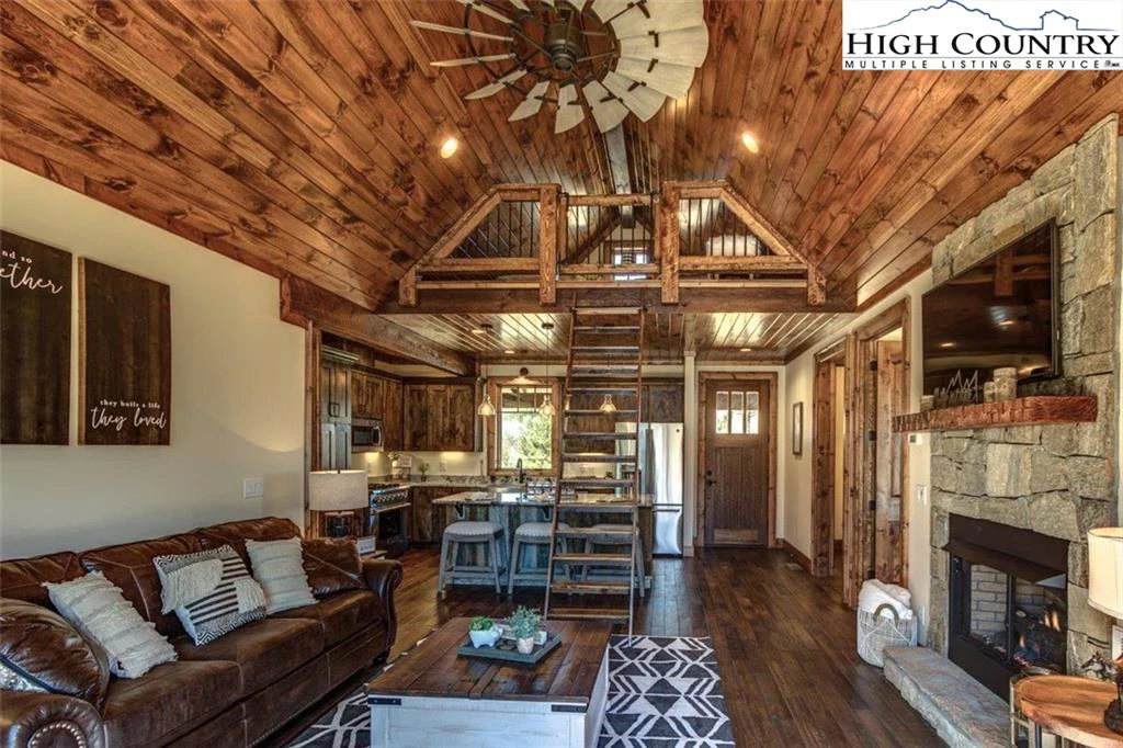 Image number 1 for the current listing