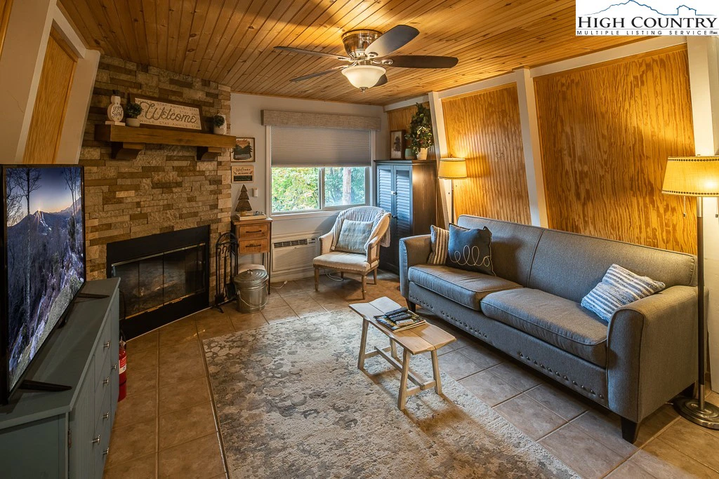 Image number 2 for the current listing