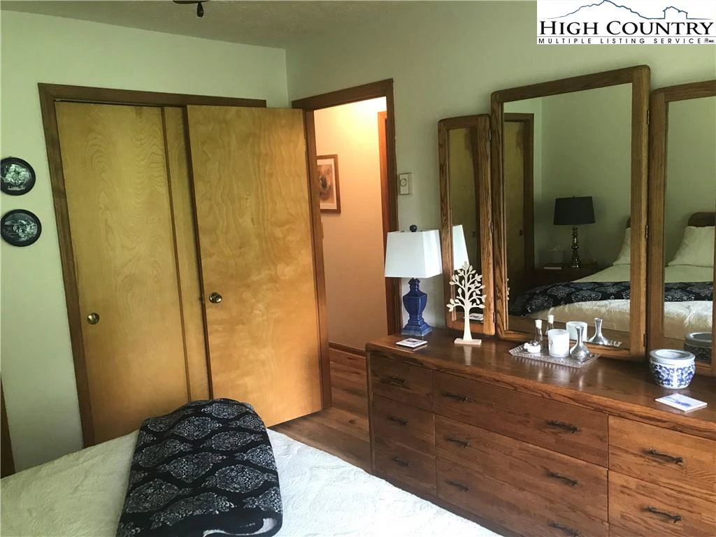 Image number 10 for the current listing