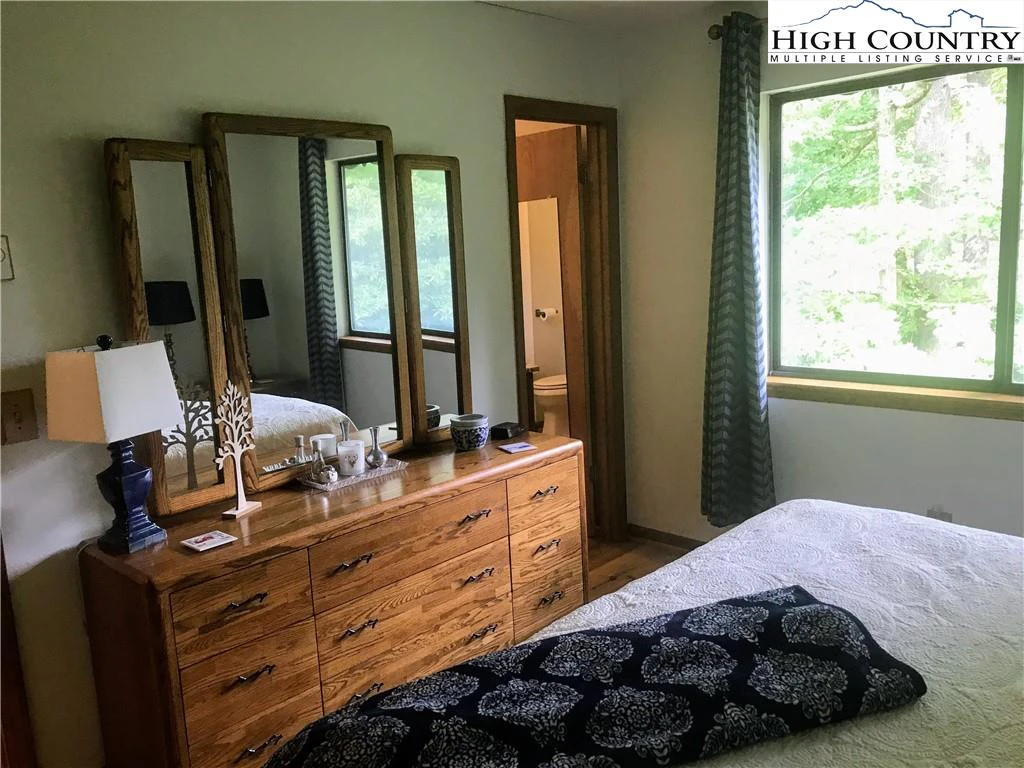 Image number 18 for the current listing