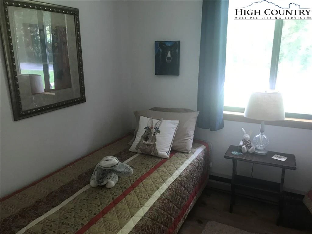 Image number 3 for the current listing