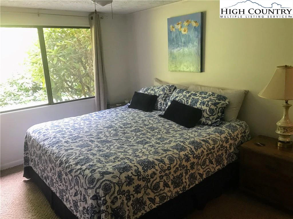 Image number 9 for the current listing