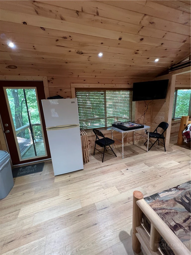 Image number 3 for the current listing