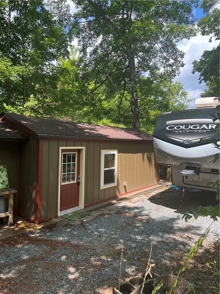 Image number 1 for the current listing