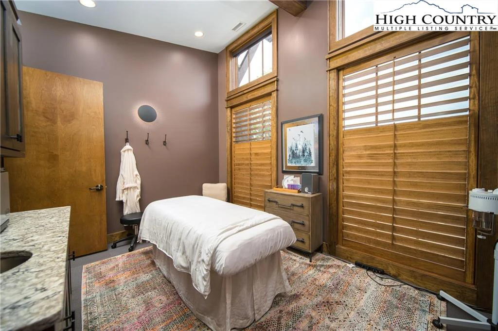 Image number 3 for the current listing
