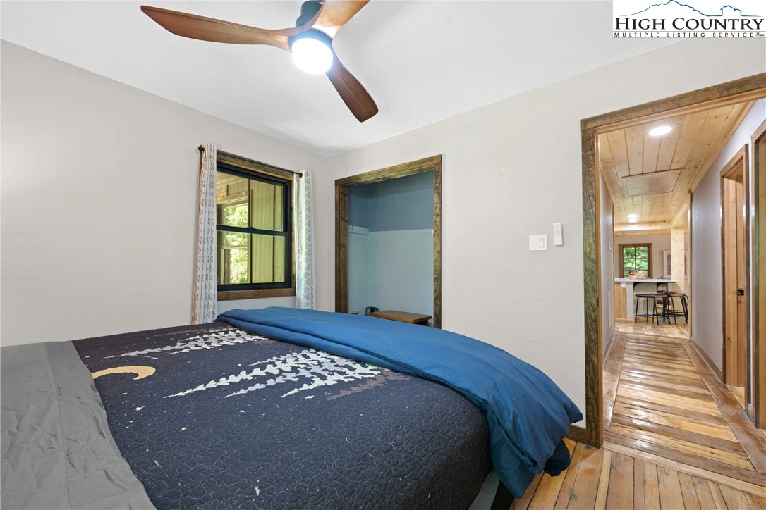 Image number 4 for the current listing