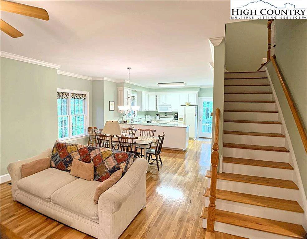 Image number 19 for the current listing