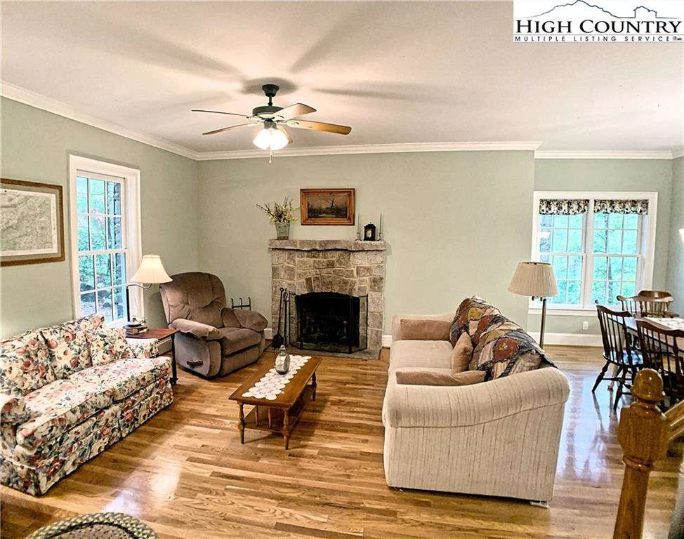 Image number 18 for the current listing