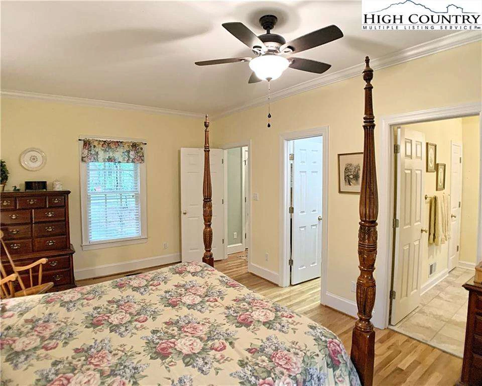 Image number 16 for the current listing