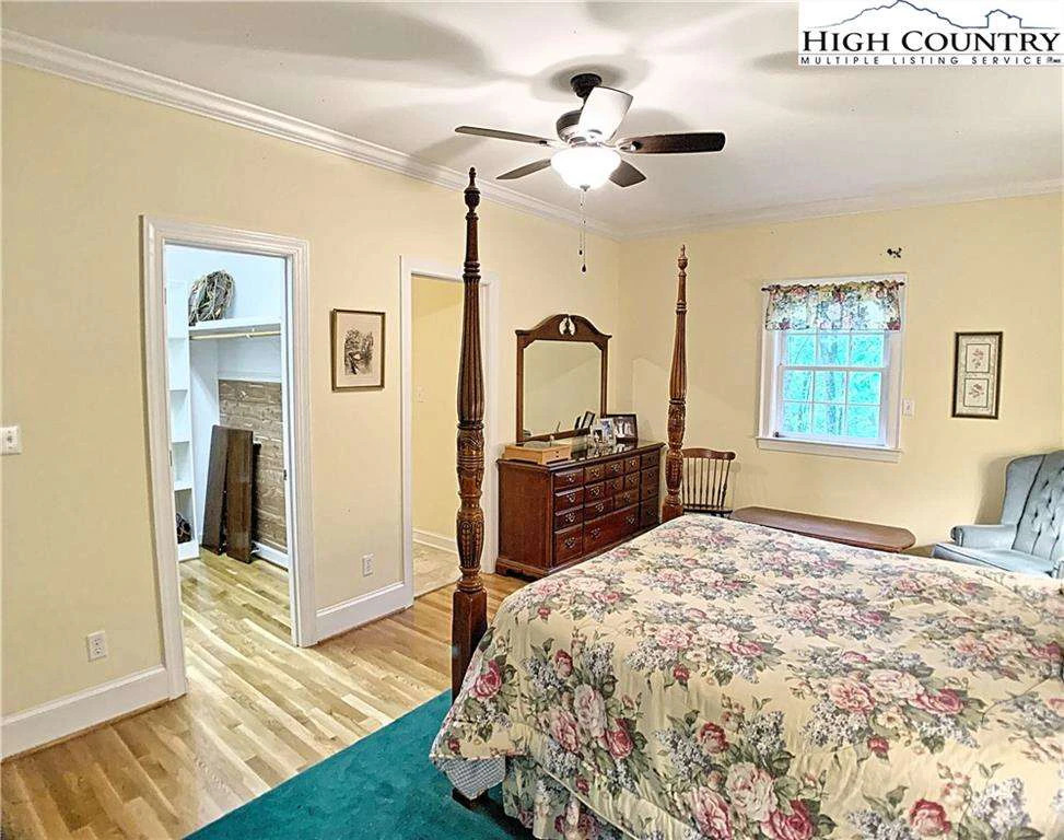 Image number 2 for the current listing