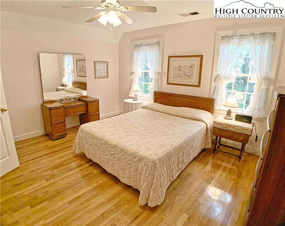 Image number 11 for the current listing