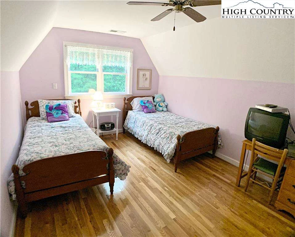 Image number 9 for the current listing