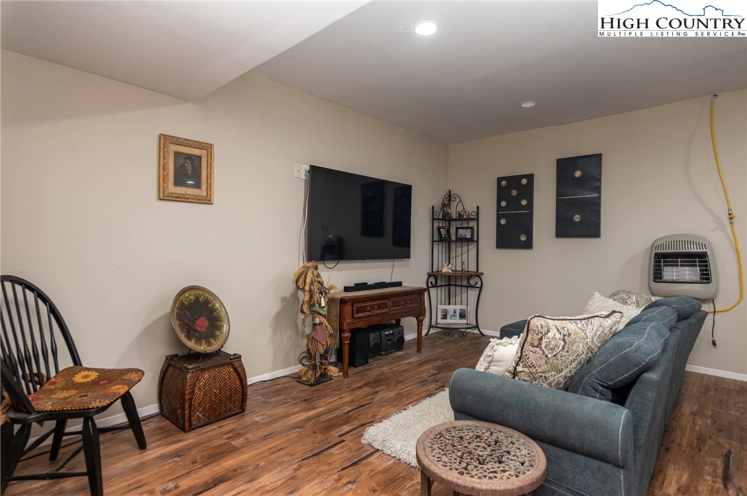 Image number 9 for the current listing