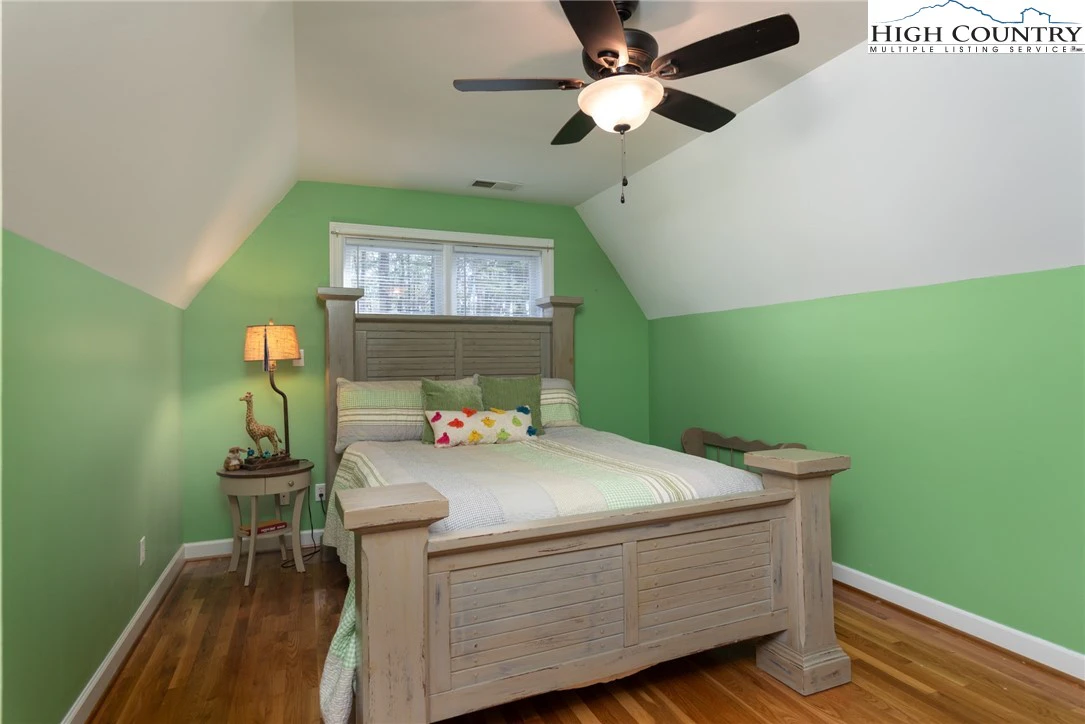 Image number 3 for the current listing