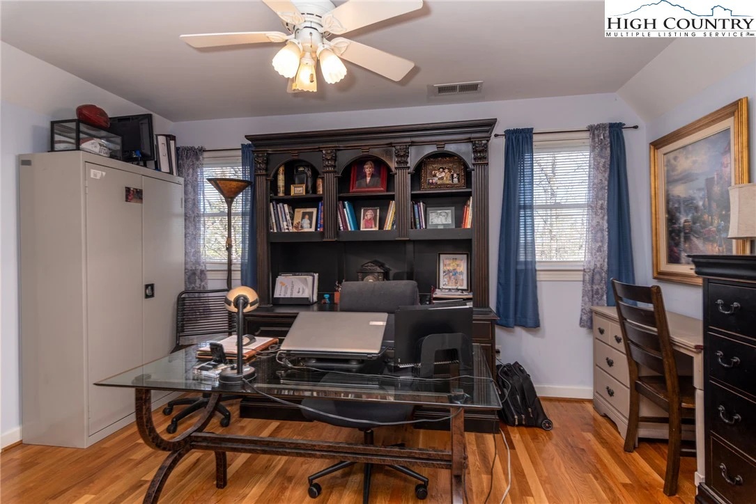 Image number 4 for the current listing