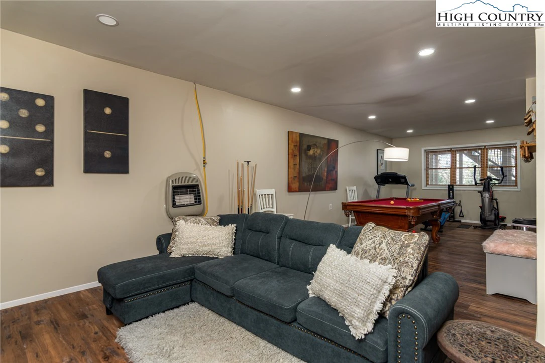 Image number 7 for the current listing