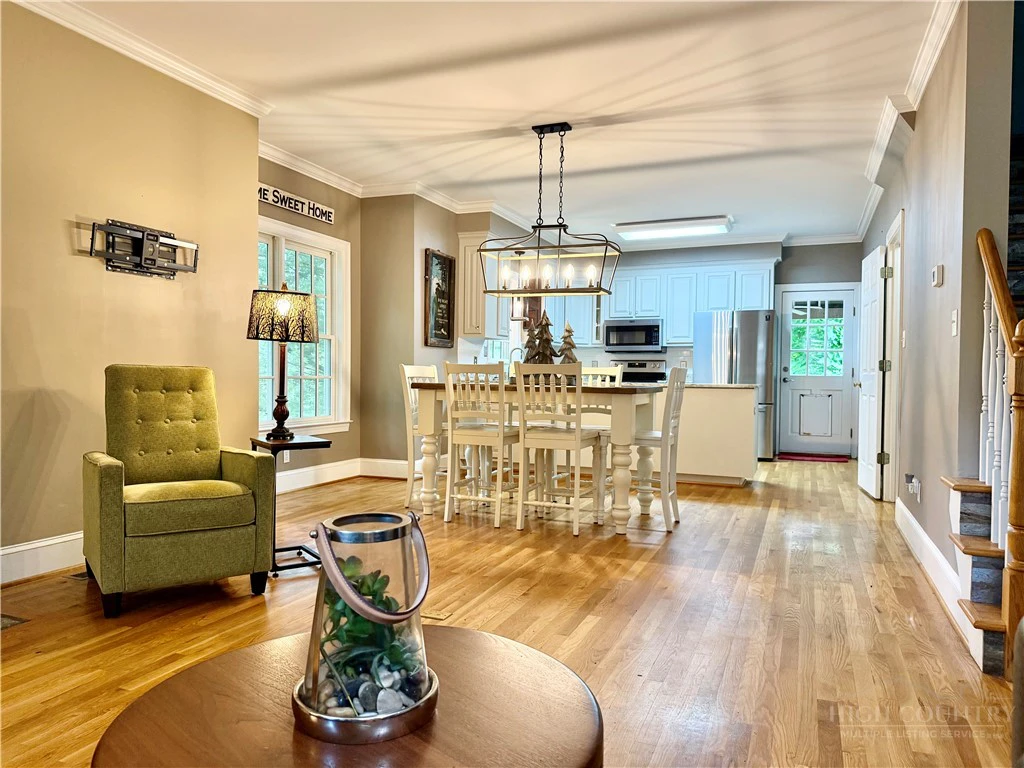 Image number 19 for the current listing