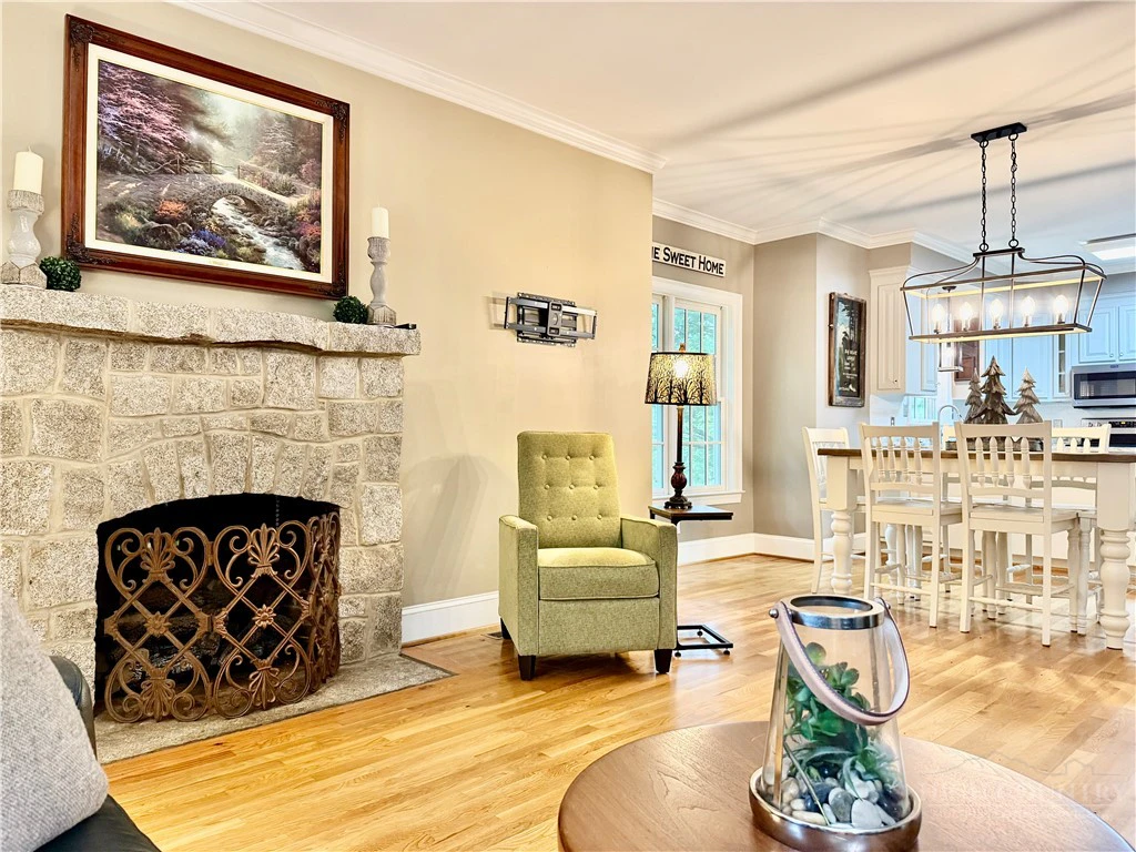 Image number 17 for the current listing