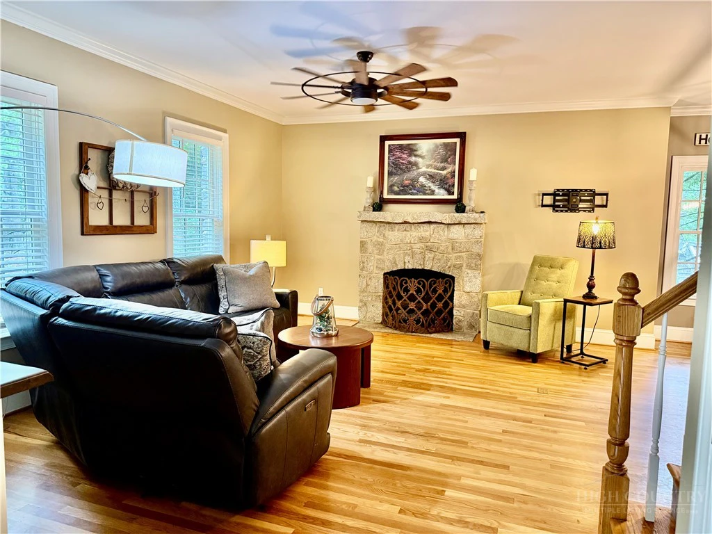 Image number 18 for the current listing