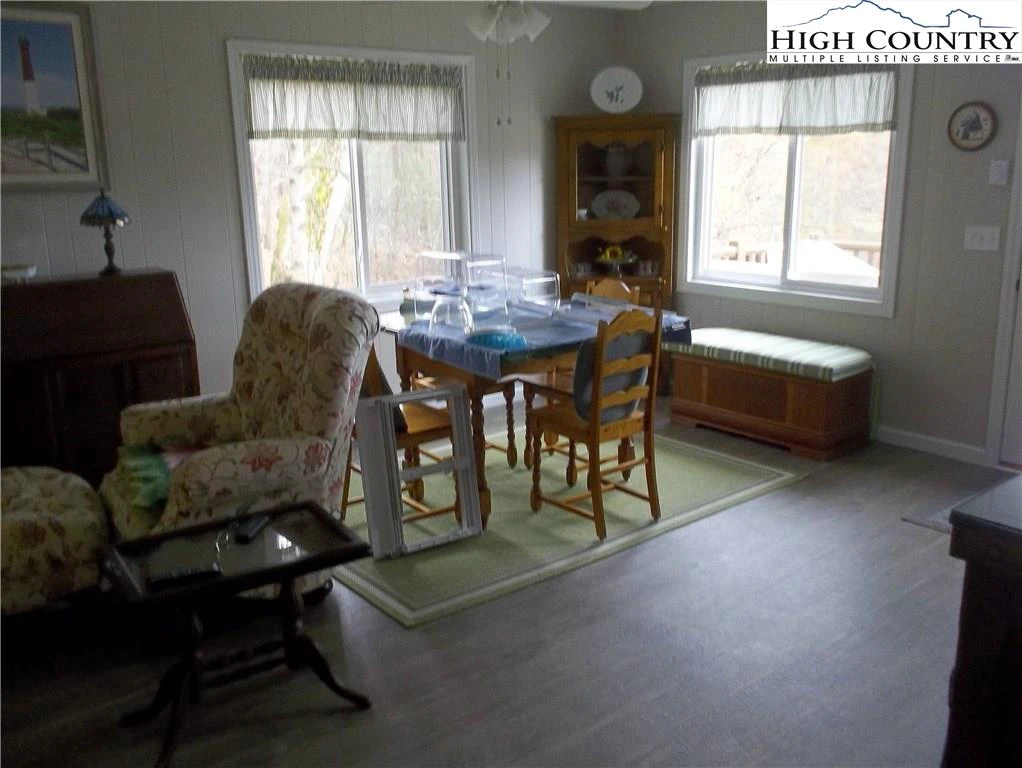 Image number 4 for the current listing