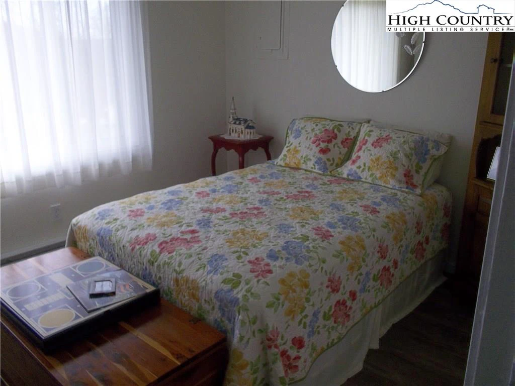 Image number 8 for the current listing