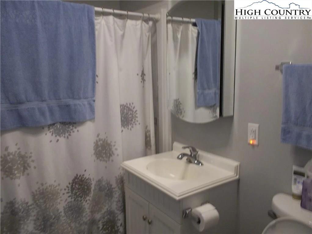 Image number 9 for the current listing