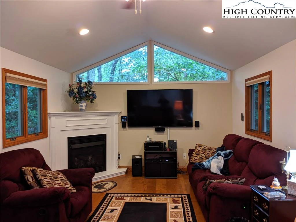 Image number 4 for the current listing