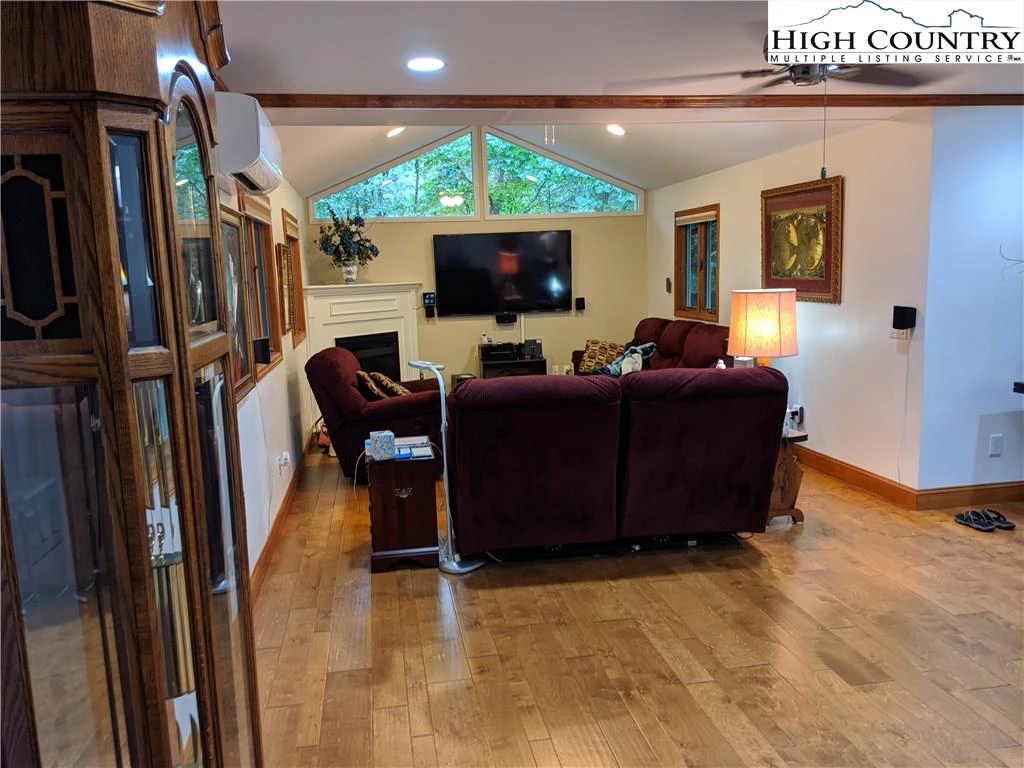 Image number 3 for the current listing