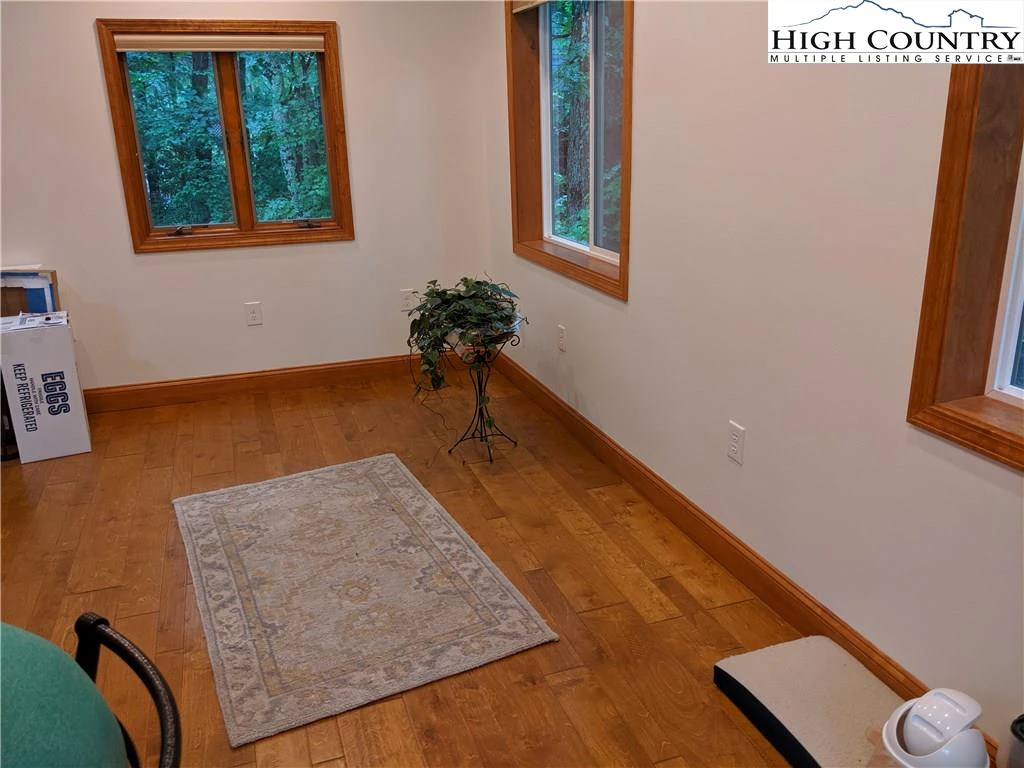 Image number 14 for the current listing