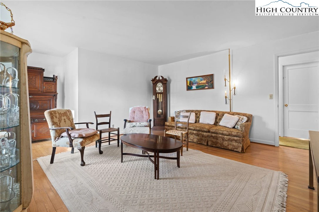 Image number 20 for the current listing