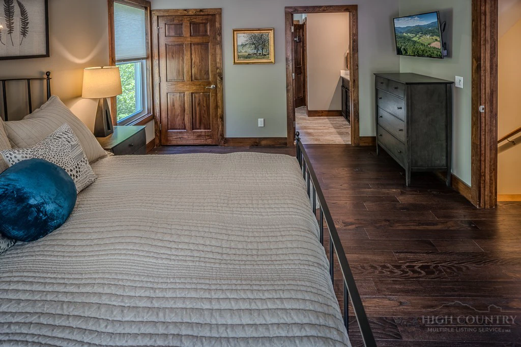 Image number 3 for the current listing