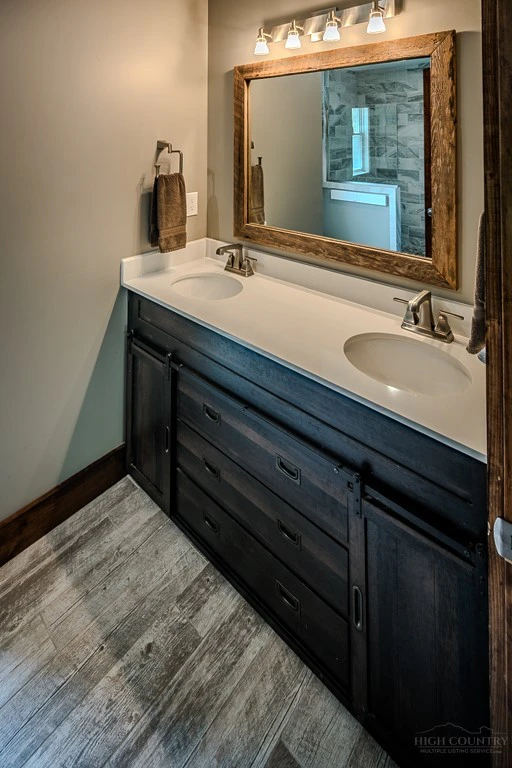 Image number 4 for the current listing