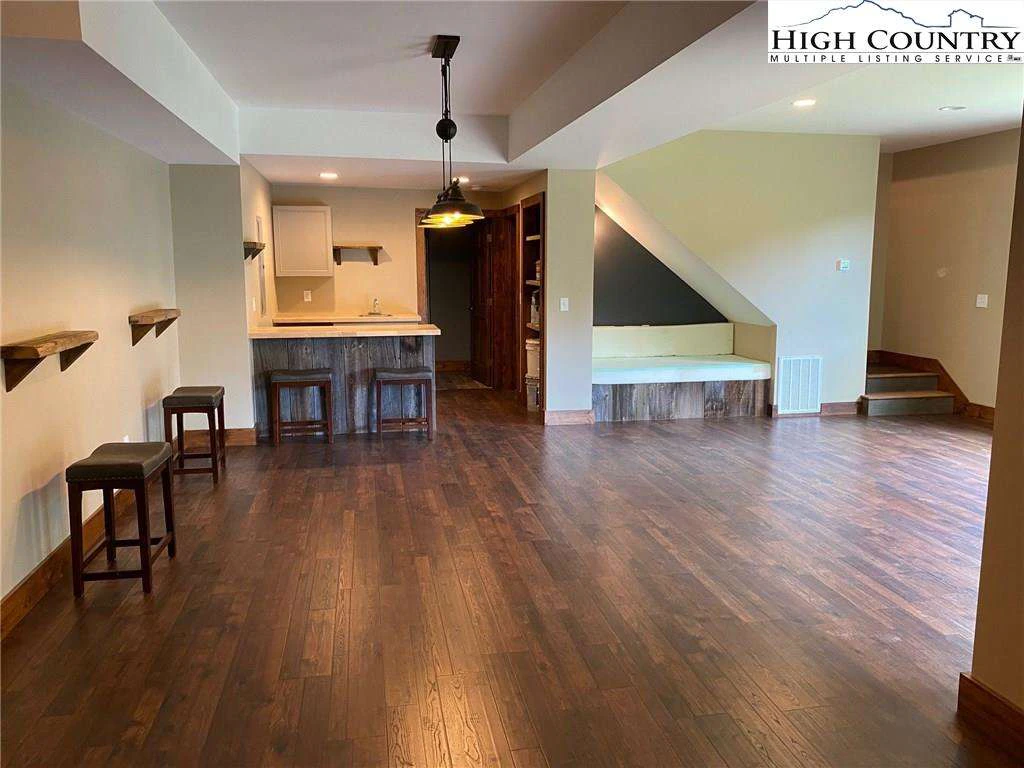 Image number 4 for the current listing