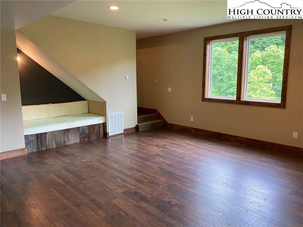 Image number 7 for the current listing