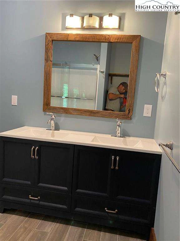 Image number 9 for the current listing