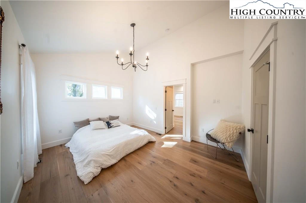 Image number 2 for the current listing