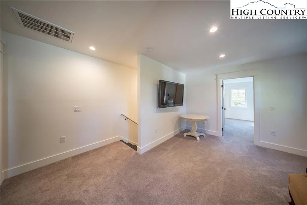 Image number 11 for the current listing