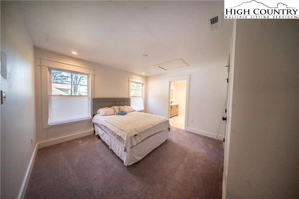 Image number 8 for the current listing