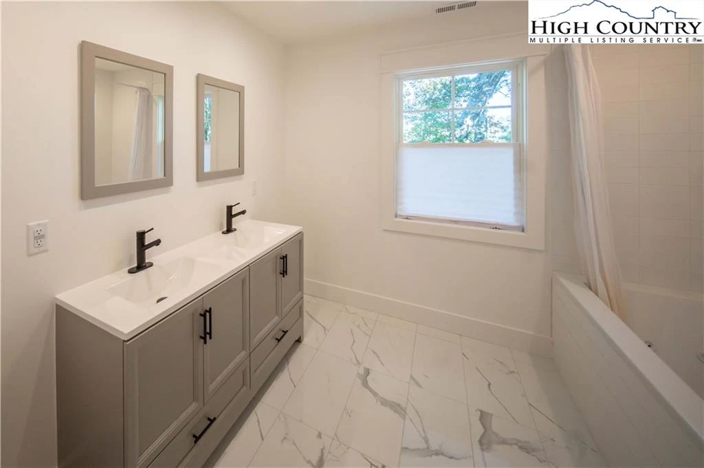 Image number 7 for the current listing
