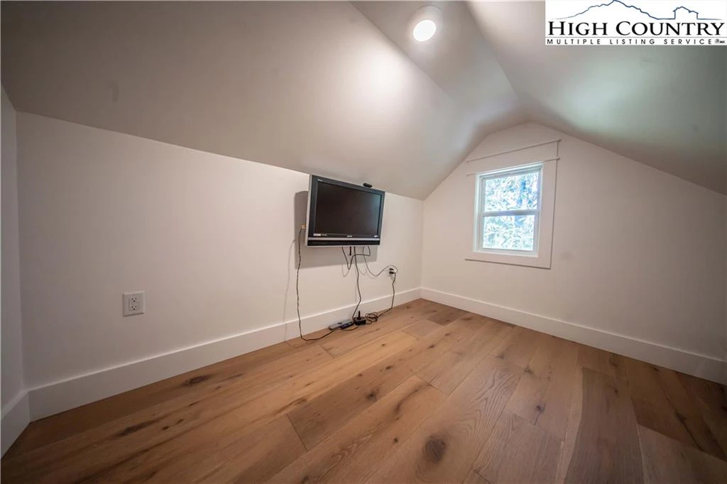 Image number 5 for the current listing