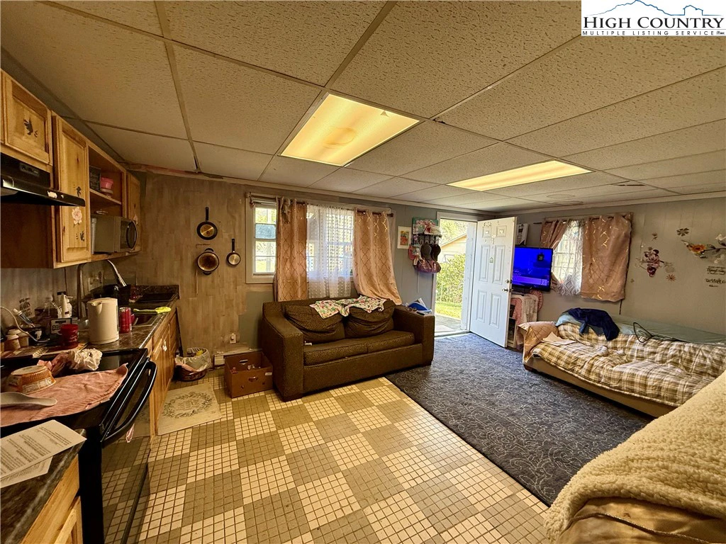 Image number 14 for the current listing