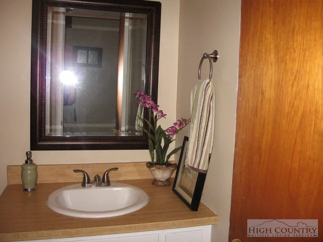 Image number 13 for the current listing