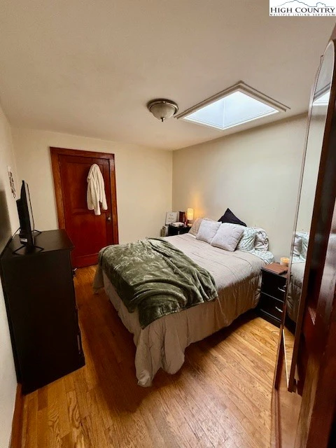 Image number 4 for the current listing